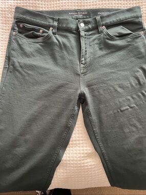 Banana Republic Men's Traveler Hunter Green Tapered Fit Athletic Jeans